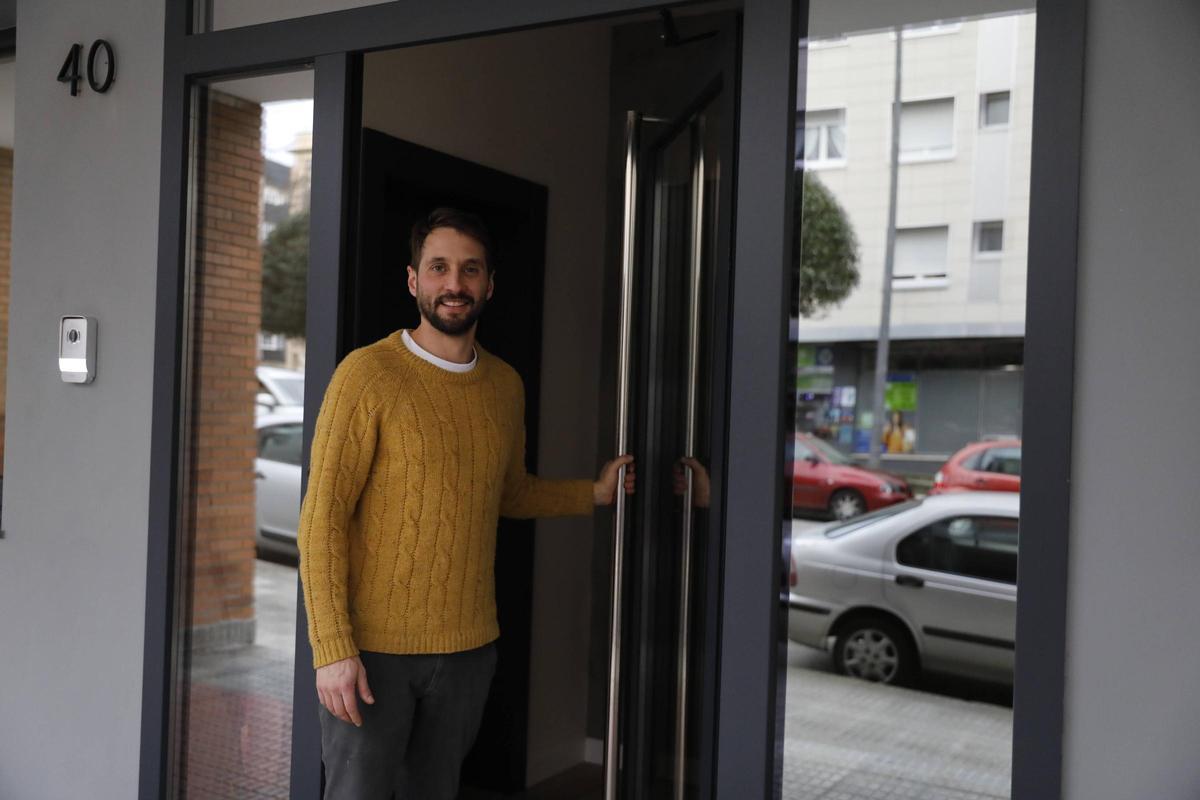 Los residentes de bajos comerciales convertidos en vivienda en Gijón, en imágenes