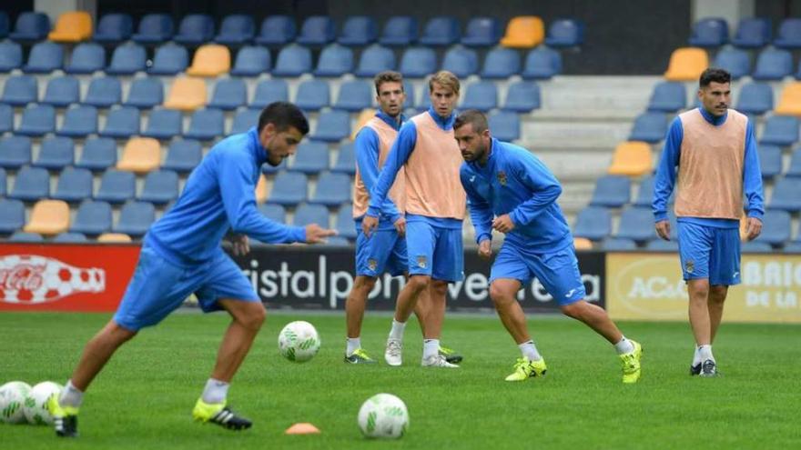 Varios jugadores durante un entrenamiento en Pasarón. // Gustavo Santos