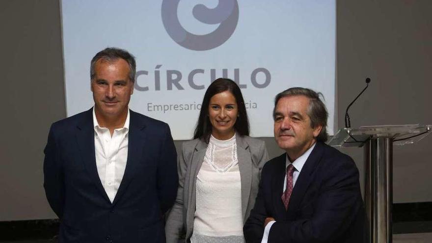 El presidente del Círculo, Juan Güell (d.), ante la nueva imagen de marca de la organización. A la izquierda de la imagen, Alberto Rocha (tesorero), con Patricia García (vocal). // Ricardo Grobas