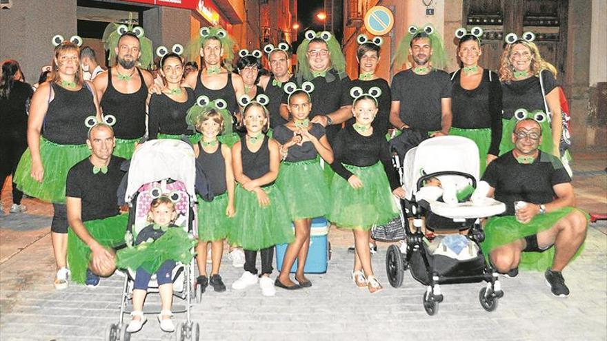 Un multitudinario carnaval toma las calles de Vall d’Alba