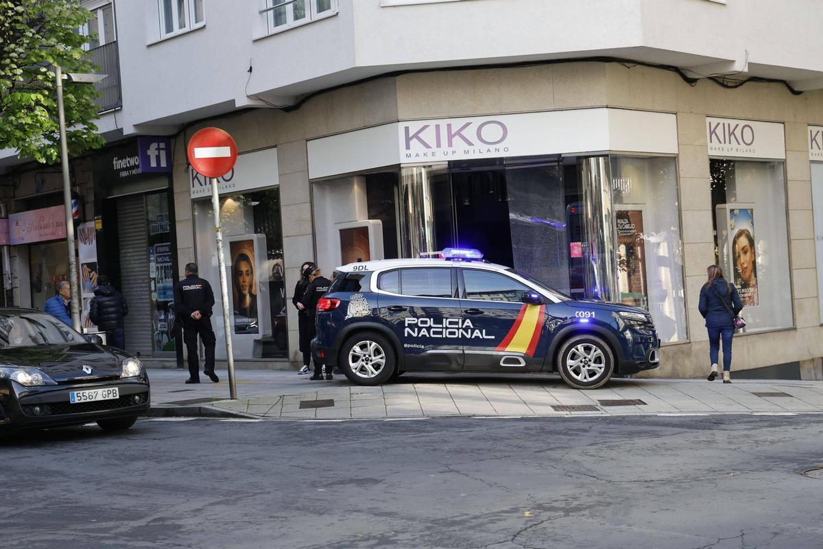 Agentes de la Policía Nacional en la tienda de cosméticos Kiko Milano trasa el atraco