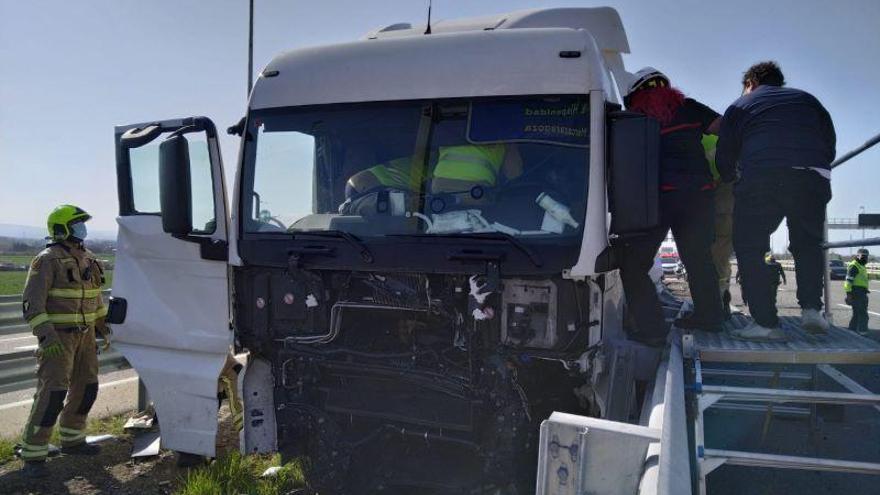 Los bomberos rescatan a un camionero en la A-2 a su paso por Zaragoza