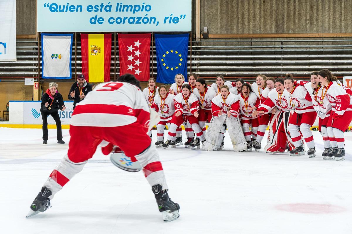Elena Paules, capitana del Club Hielo Jaca, patina hacia sus compañeras con el trofeo de la Liga de hockey sobre hielo en Majadahonda.