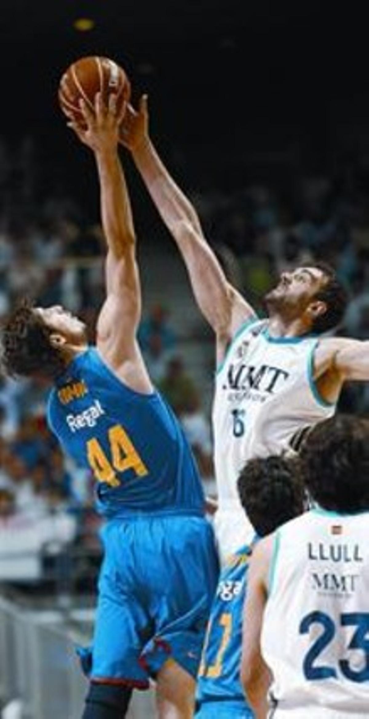 Tomic i Begic salten per agafar la pilota, ahir a Madrid. Tomic i Begic salten per agafar la pilota, ahir a Madrid.