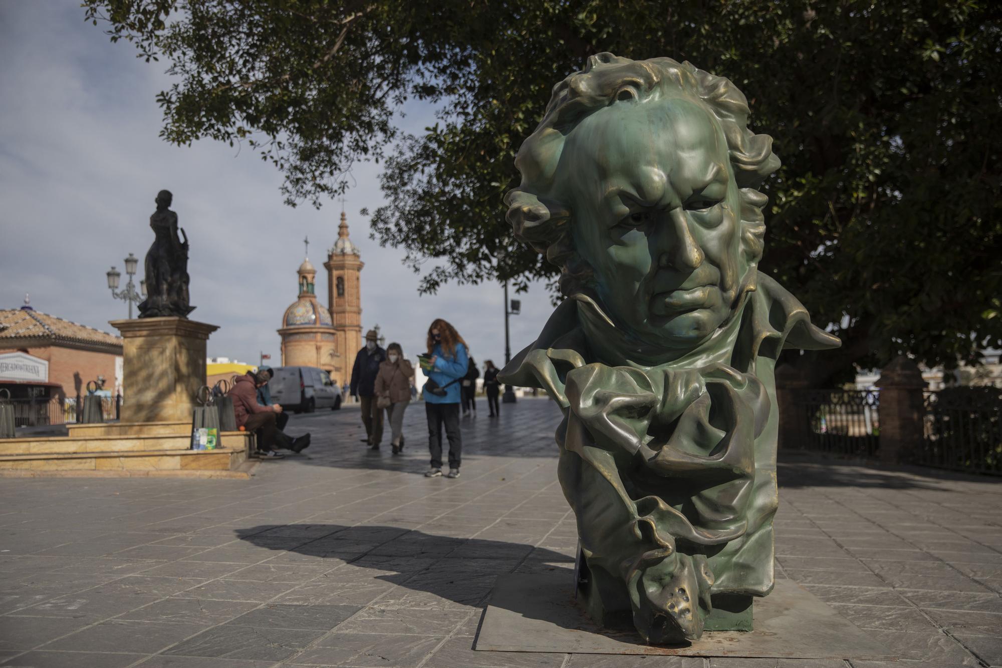 Una de las réplicas gigantes de la estatuilla de Los Goya instalada en la Plaza del Altozano, archivo