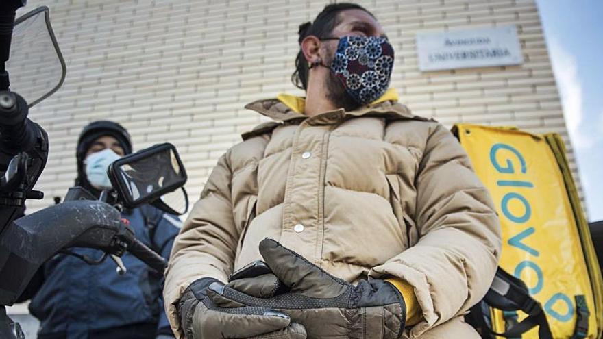 Personal que treballa al carrer s&#039;abriga més que mai