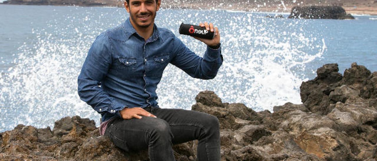 El emprendedor Saúl de León Arteta muestra su invento OneUp para salvar vidas en el mar.