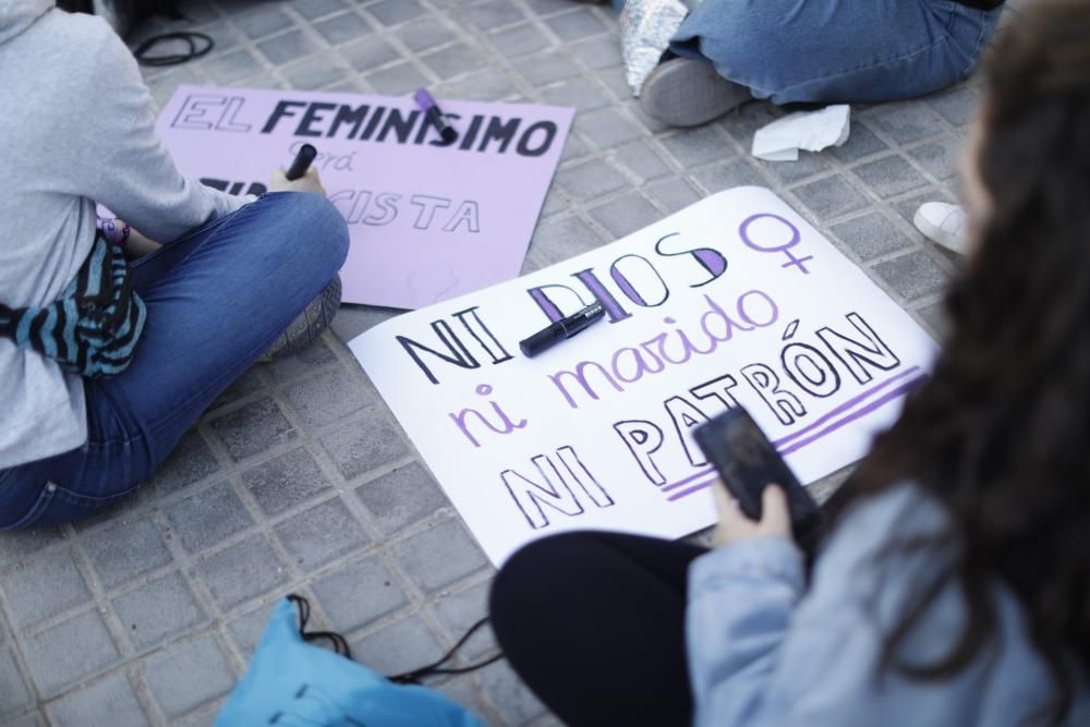 Asamblea feminista en Benimaclet y preparación de carteles para la manifestación