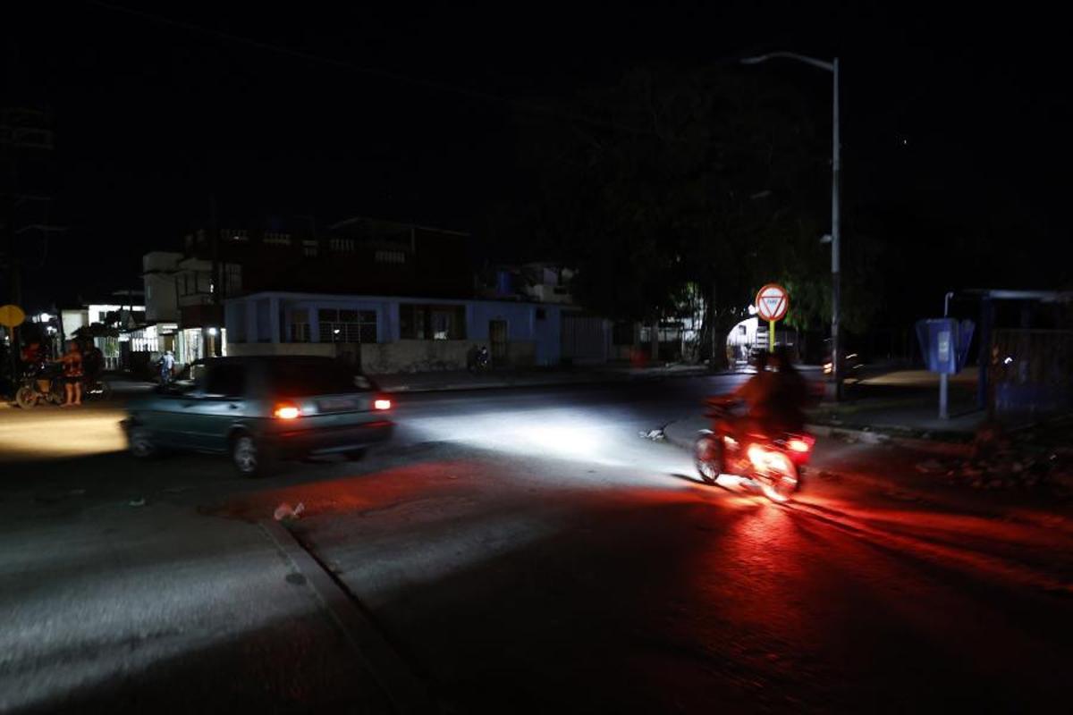 Vehículos transitan por una calle durante un apagón este jueves en La Habana, Cuba. La Unión Eléctrica (UNE) prevé nuevos cortes prolongados en toda la isla y estima que, en el momento de mayor demanda, hasta el 51 % del país podría quedarse simultáneamente sin suministro eléctrico.