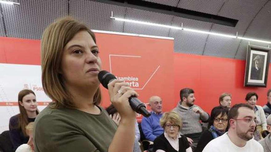 Gimena Llamedo, durante una asamblea de la FSA, con Adrián Barbón a la derecha.