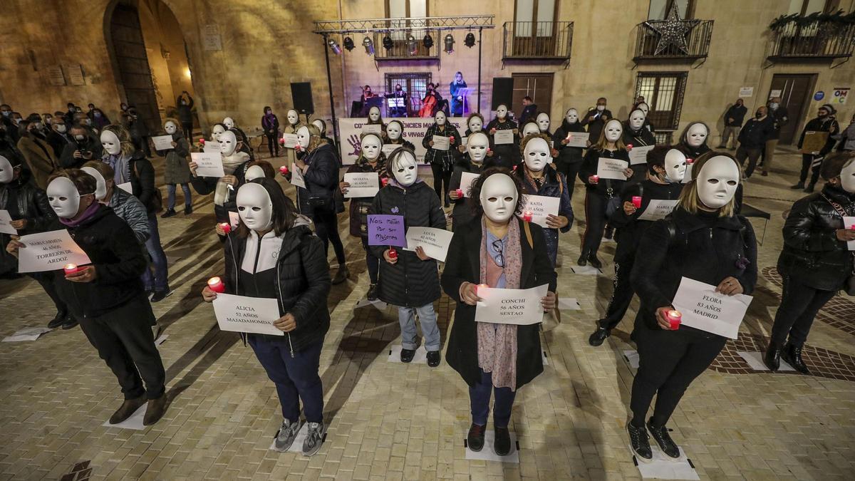Concentración en Elche contra los asesinatos machistas