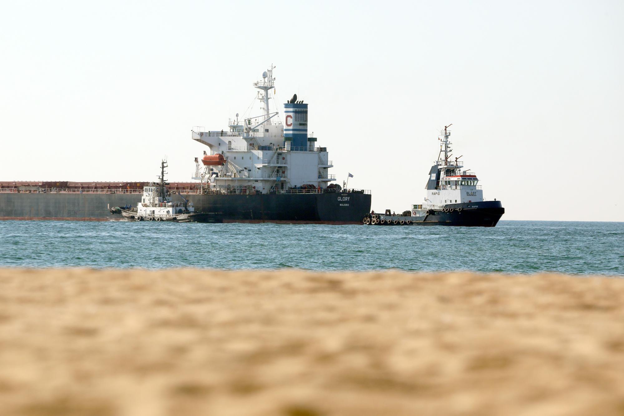 Dos buques de carga con grano ucraniano