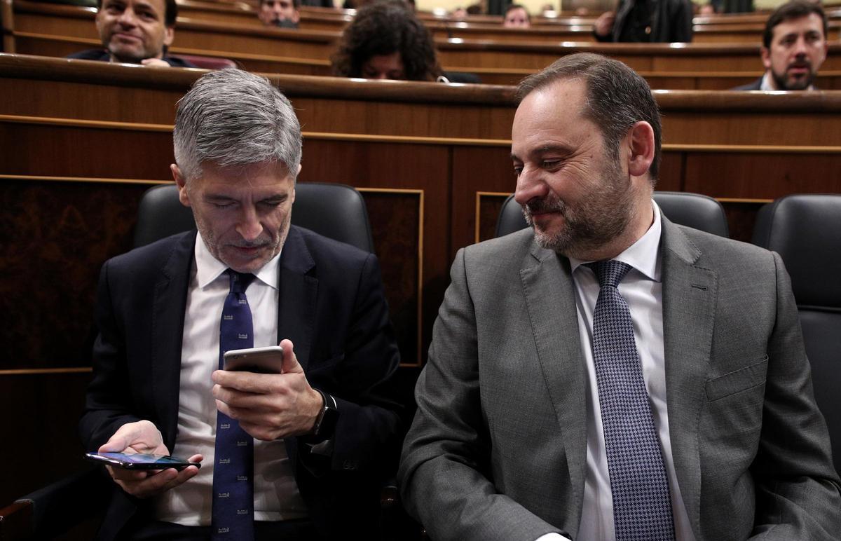 Archivo - El exministro de Transportes José Luis Ábalos (d) y el ministro del Interior, Fernando Grande-Marlaska (i), durante una sesión de control al Gobierno en el Congreso de los Diputados, a 19 de febrero de 2020.