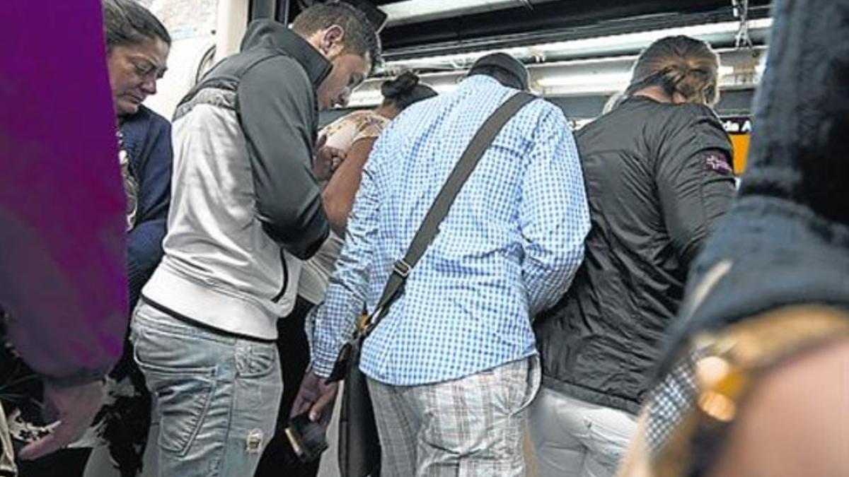 Un delincuente, con una cartera que acaba de sustraer en la línea 4.