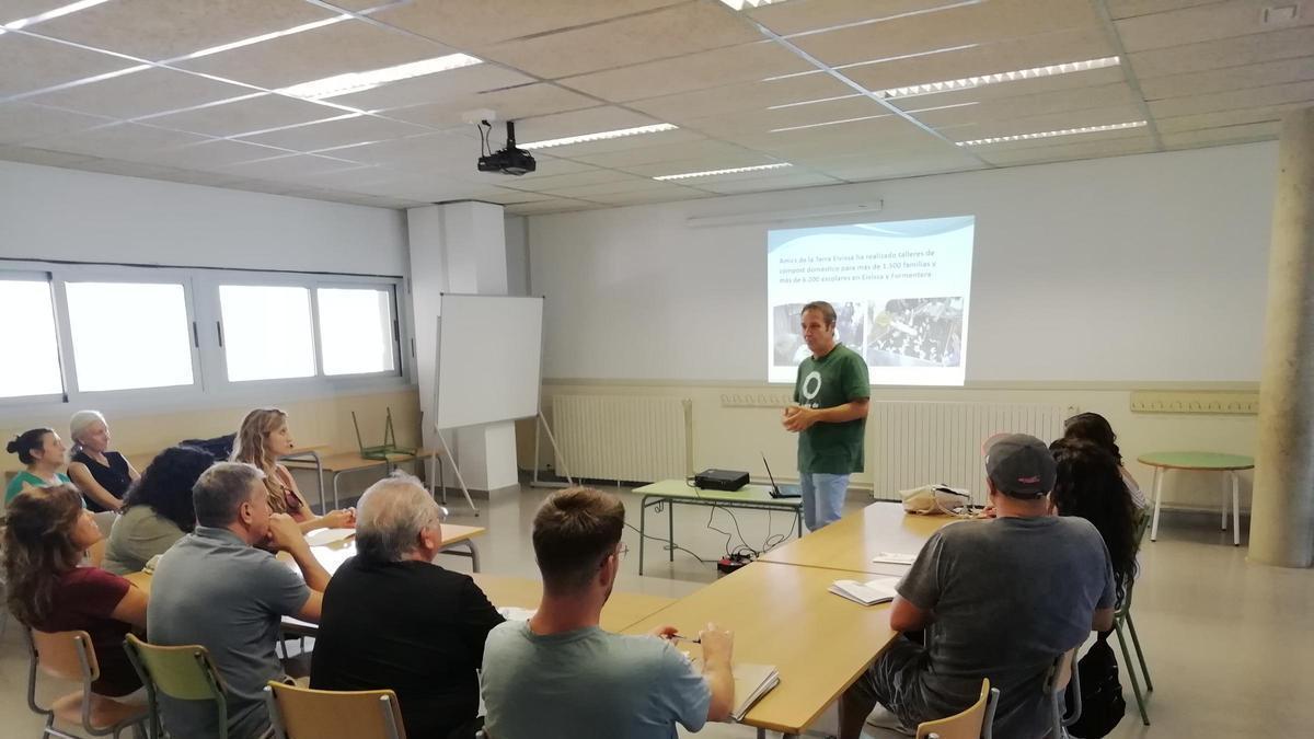 Amics de la Terra realizando un taller de compostaje en Ibiza