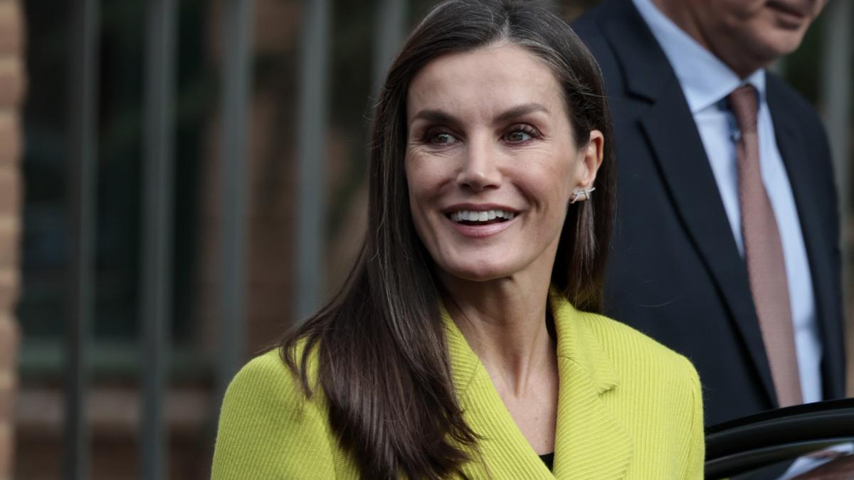 La reina Letizia rescata del armario su chaqueta más poderosa para recrear su look danés