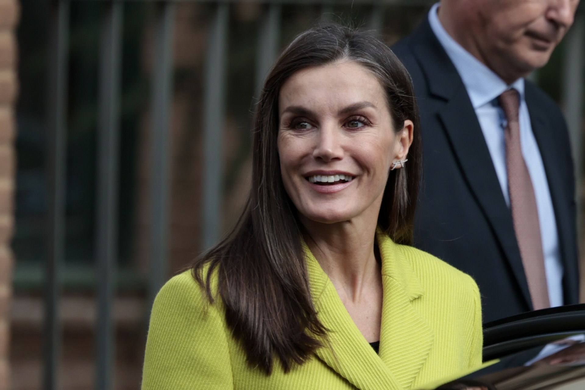 La reina Letizia elige su chaqueta verde pistacho de Hugo Boss.