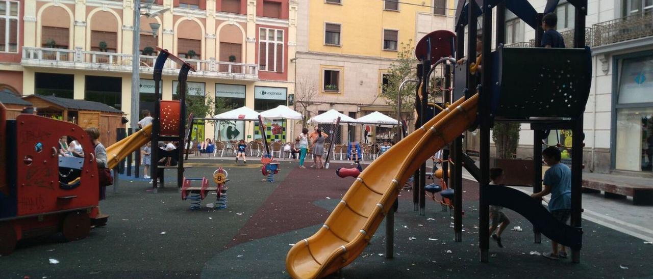 Niños juegan en el parque de la plaza de Maestro Haedo.