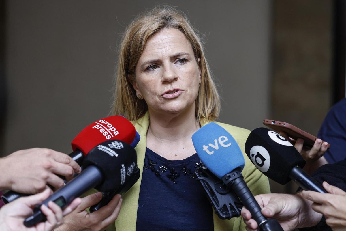Archivo - La delegada del Gobierno en la Comunitat Valenciana, Pilar Bernabé, atiende a los medios durante un encuentro con los representantes de la entidad Amics del Corpus, en el Palau del Temple, a 5 de junio de 2026, en Valencia, Comunidad Valenciana