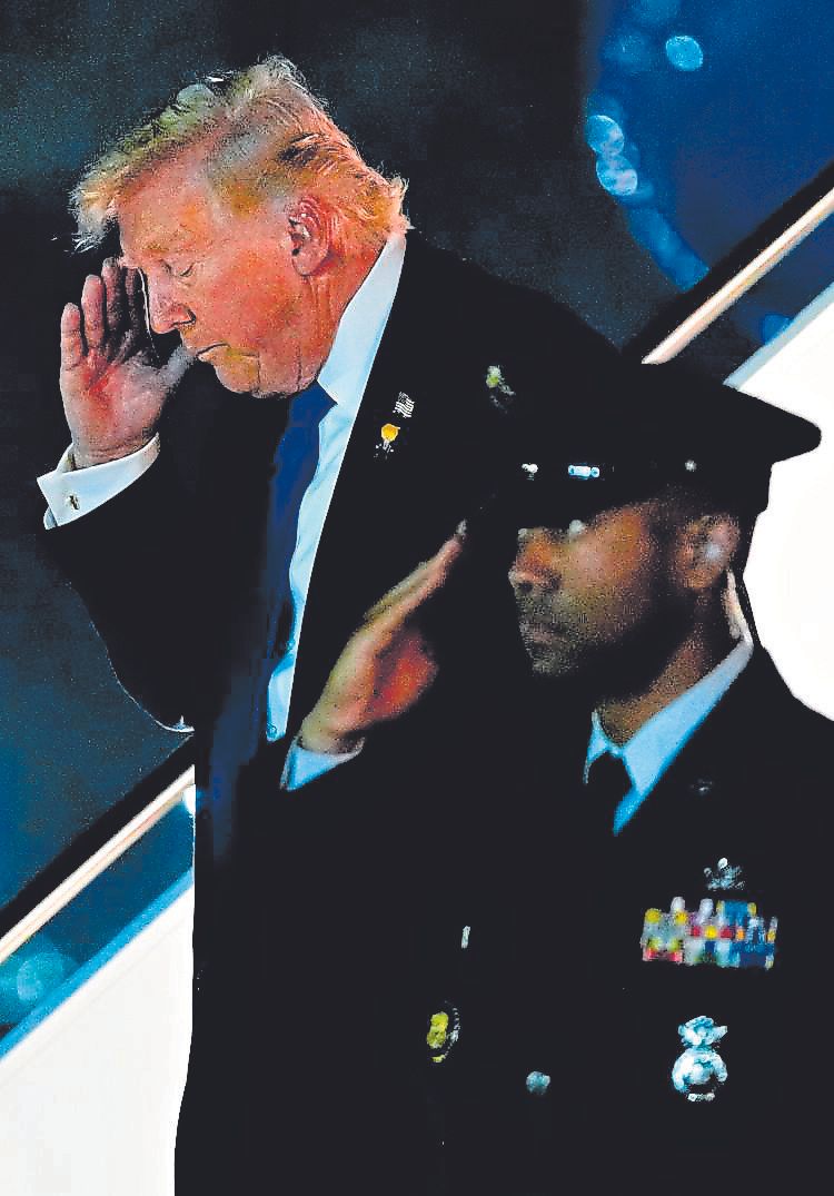 Donald Trump desembarca del Air Force One.