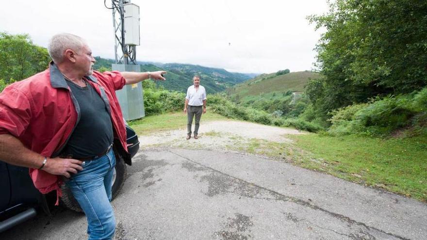 Miguel Llaneza, en primer término, y José Manuel Gutiérrez, situados en el punto donde empieza el tramo de carretera sin asfaltar, a la altura de la ermita de San Frechoso.