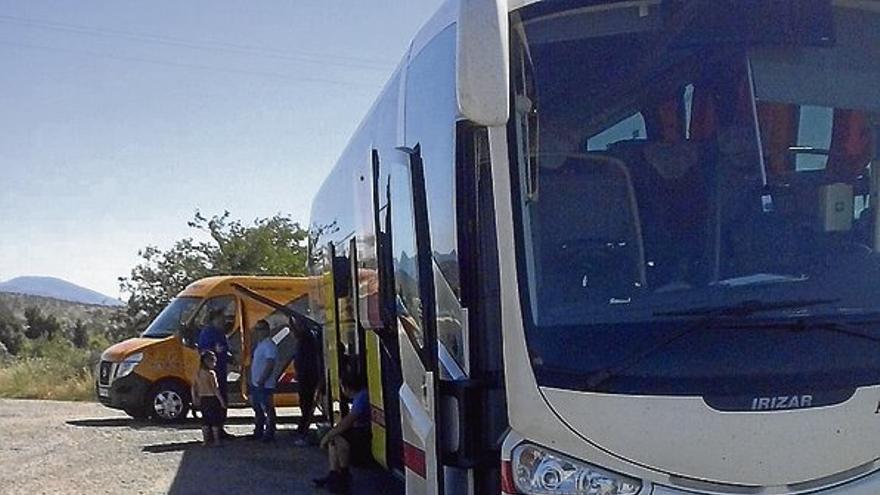 Un placentino, &#039;tirado&#039; cuatro horas al sol en un autobús averiado