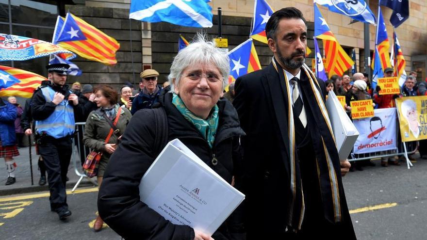 Ponsatí i el seu advocat, arribant al tribunal d&#039;Edimburg.