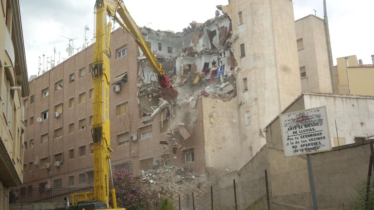 Una excavadora  derriba el edificio Princesa