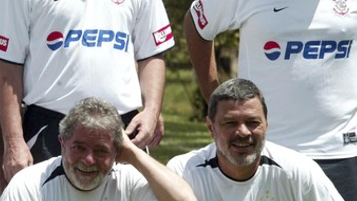 Sócrates Oliveira (d) posa junto al expresidente de Brasil, Lula da Silva.