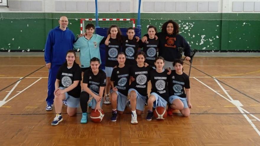 El infantil femenino del Defensores do Morrazo con su técnico. |  // FDV