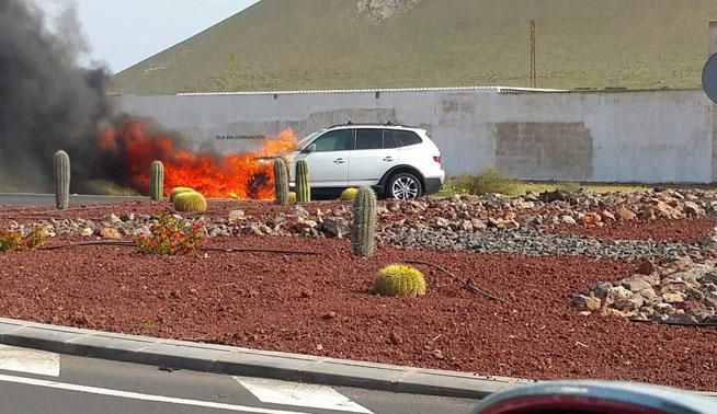 Arde un coche en San Bartolomé (Lanzarote)