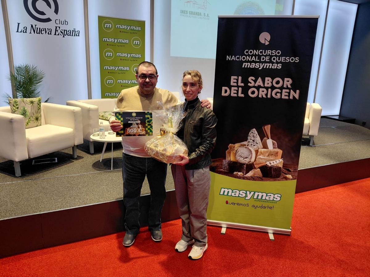 Tomás Pérez recibe su premio de manos de Margarita Fernández, de Masymas.