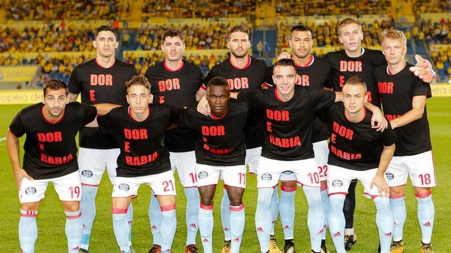 El Celta en el encuentro ante Las Palmas con camisetas negras por los incendios.