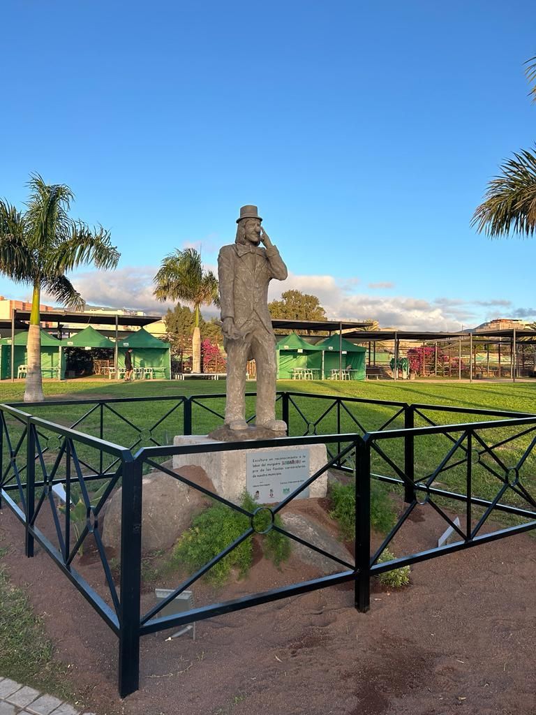 Escultura en homenaje a Los Legañosos en El Carrizal