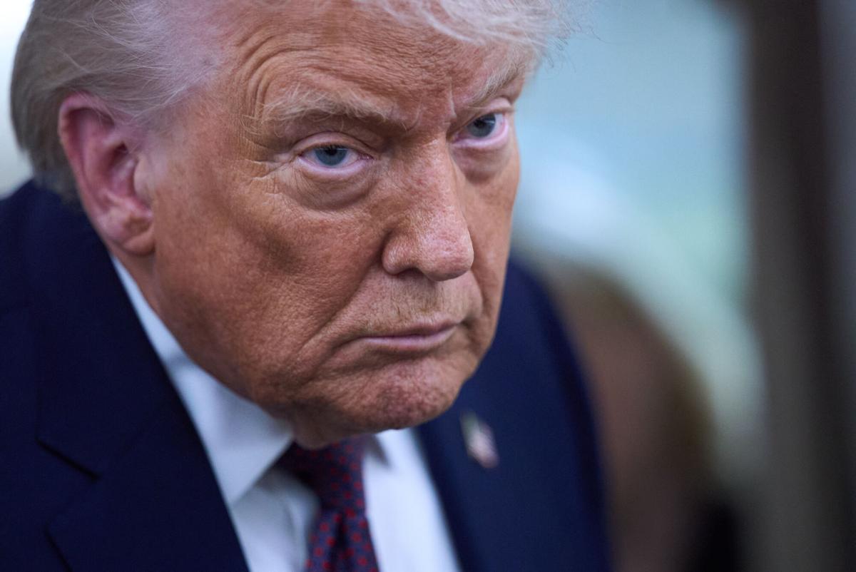 President Donald Trump speaks with reporters aboard Air Force One after leaving the World Economic Forum in Davos for Washington, Thursday, Jan. 22, 2026. (AP Photo/Evan Vucci). EDITORIAL USE ONLY/ONLY ITALY AND SPAIN