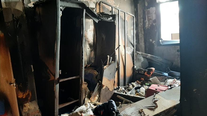 Dormitorio de la vivienda, donde se ha iniciado el fuego.