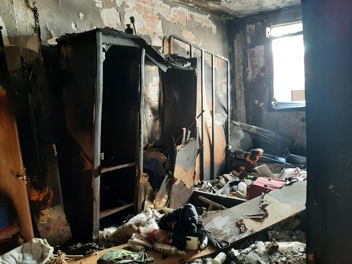 Dormitorio de la vivienda, donde se ha iniciado el fuego.