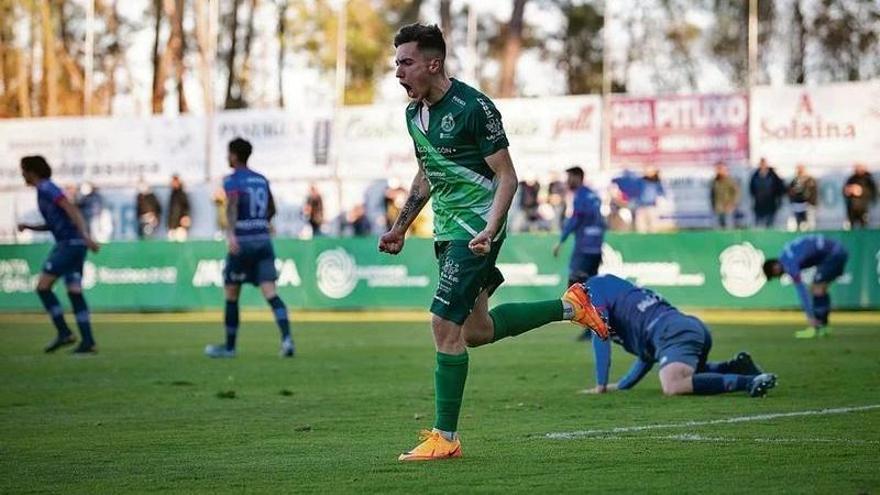 Víctor Eimil celebra uno de los dos goles que ha marcado esta temporada con el Arenteiro.