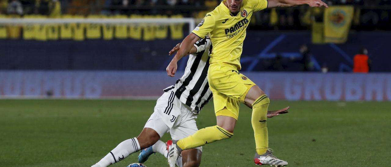 Giovani Lo Celso controla el esférico ante la presión de un jugador de la Juventus en el encuentro ante el Villarreal de Champions.
