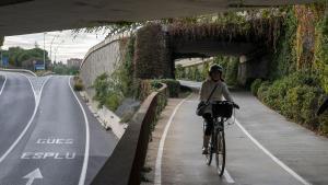 Una ciclista circula de Esplugues de Llobregat en dirección a Barcelona