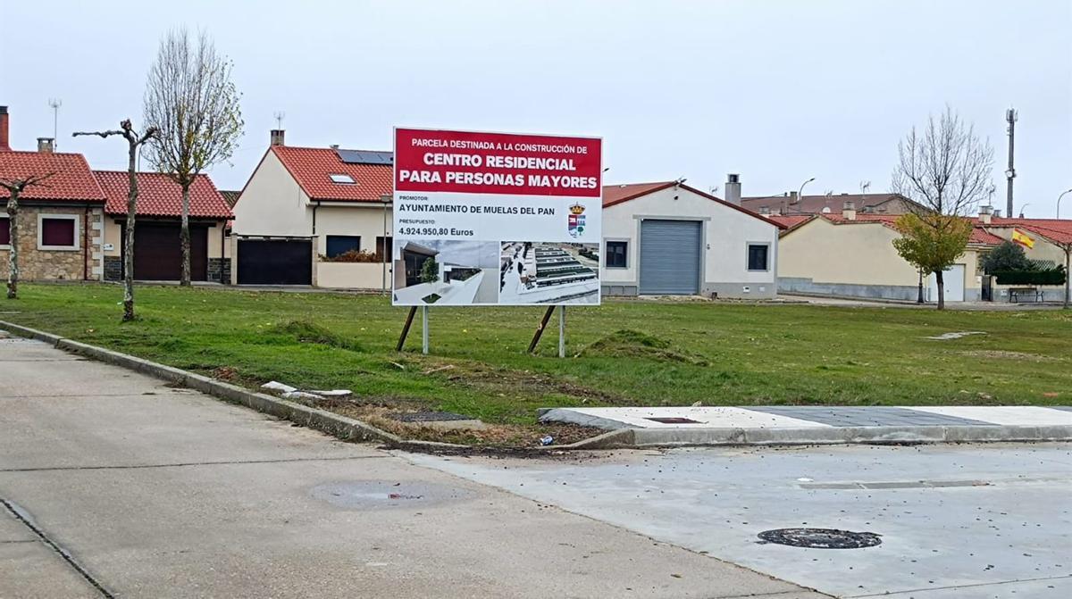 Cartel anunciador del proyecto de construcción de al residencia en la parcela destinada a tal fin.  | CH. S.