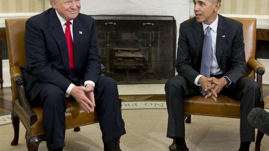 Trump y Obama, ayer, en el Despacho Oval de la Casa Blanca. // Efe