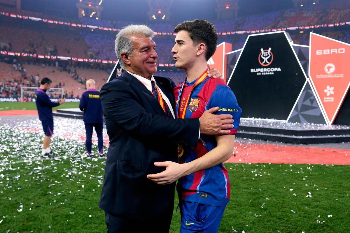 Laporta, con Gavi al final del partido