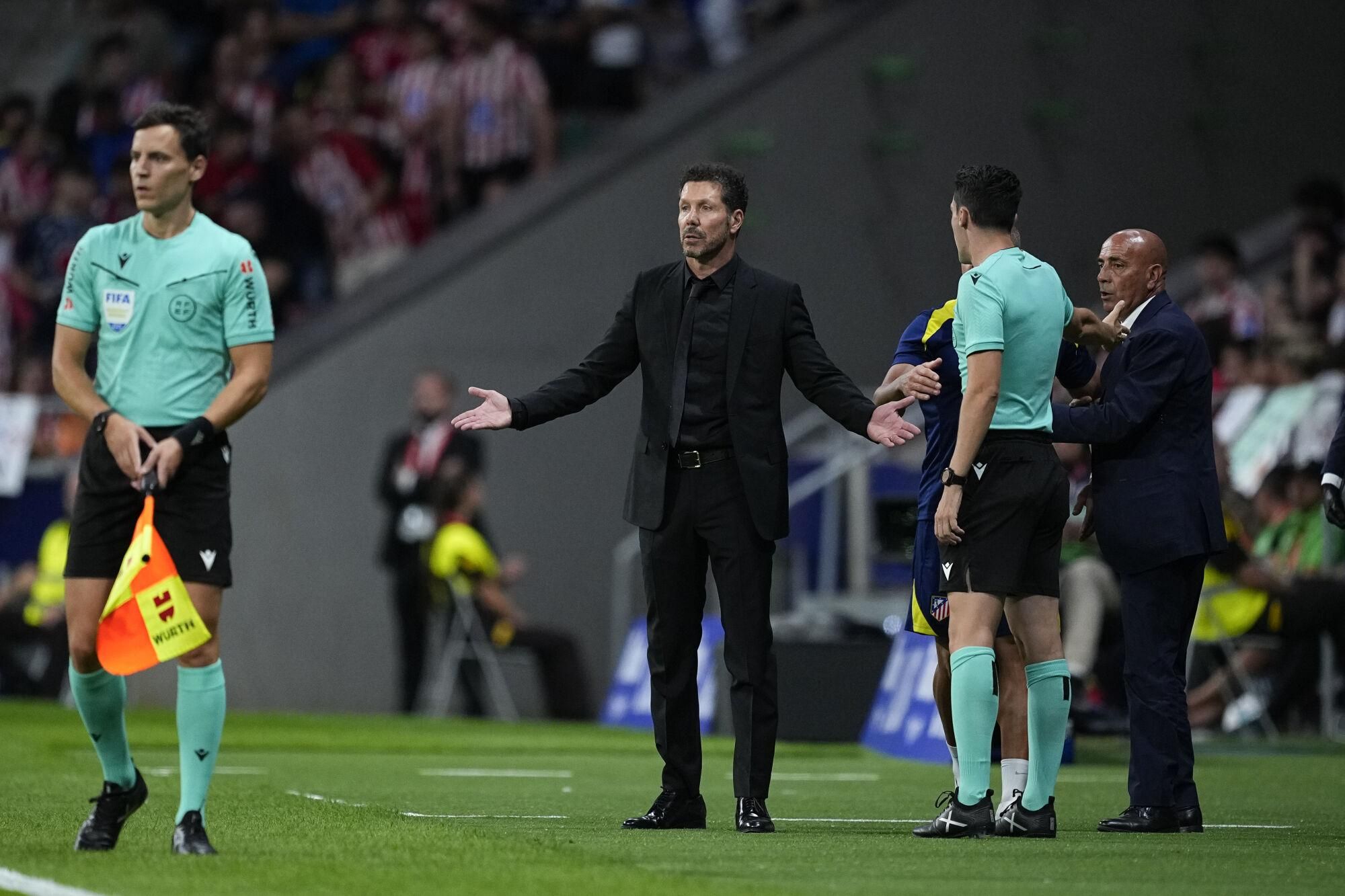 Diego Simeone, head coach of Atletico de Madrid, protests during the Spanish League, LaLiga EA Sports, football match played between Atletico de Madrid and Villarreal CF at Riyadh Air Metropolitano stadium on September 13, 2025, in Madrid, Spain. AFP7 13/09/2025 ONLY FOR USE IN SPAIN. Oscar J. Barroso / AFP7 / Europa Press;2025;SPAIN;SPORT;ZSPORT;SOCCER;ZSOCCER;Atletico de Madrid v Villarreal CF - LaLiga EA Sports