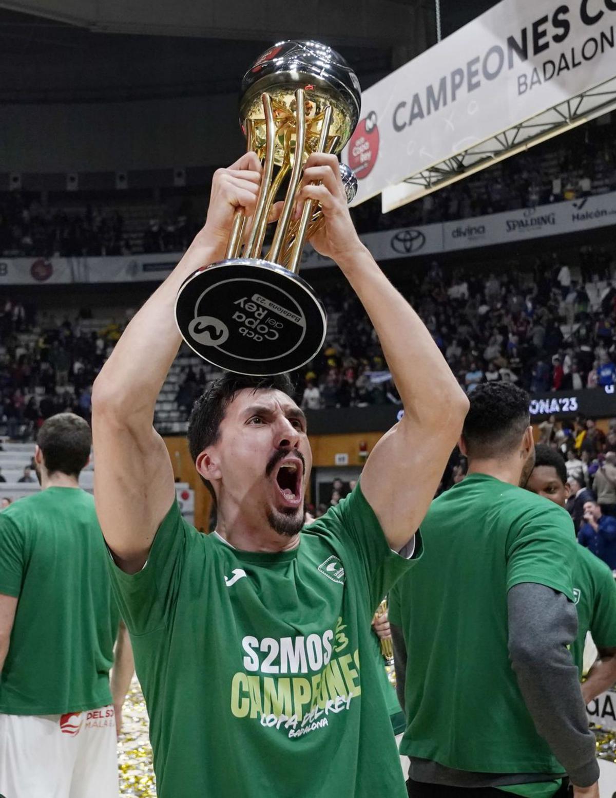 El bosnio Djedovic levanta al cielo de Badalona la Copa del Rey.