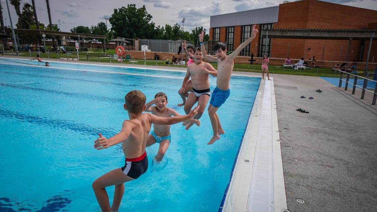 Niños bañándose en la piscina de La Granadilla.