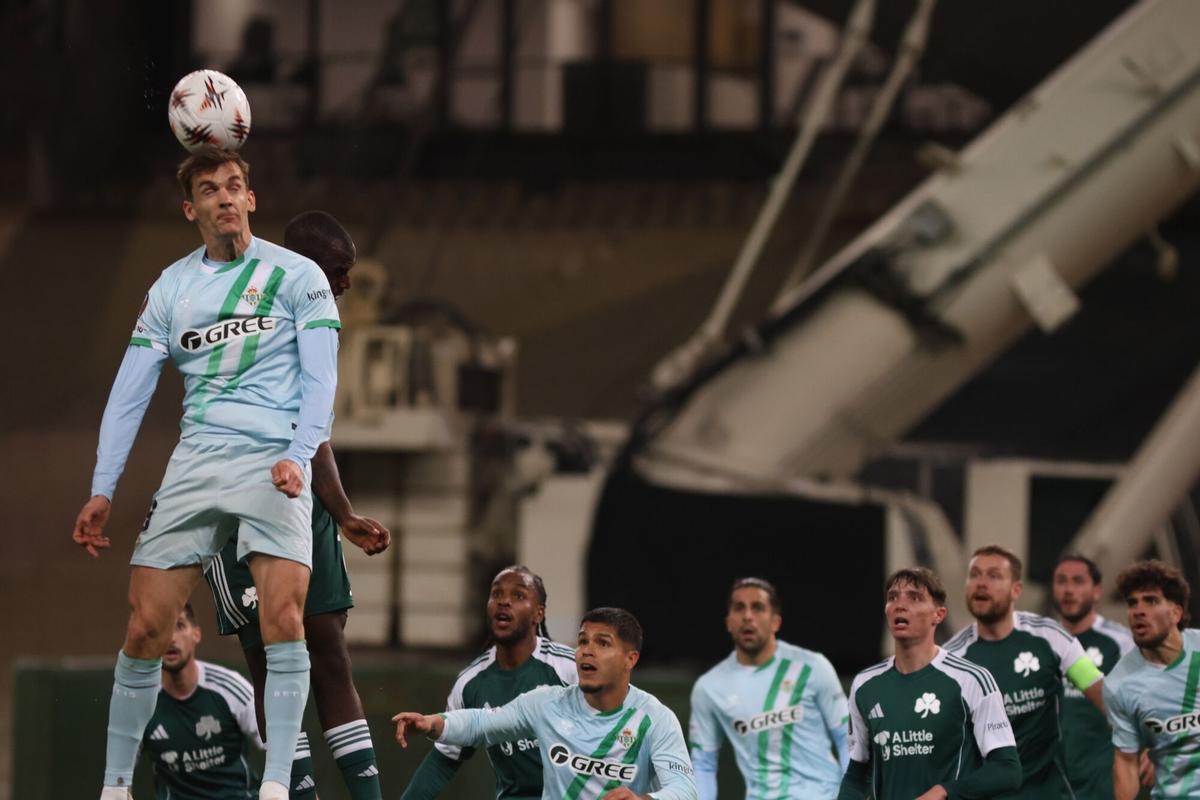 Diego Llorente despeja un balón durante el partido de ida de los octavos de final de la UEFA Europa League entre el Panathinaikos y el Real Betis en Atenas, Grecia