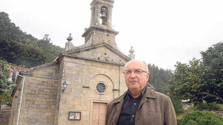 El nuevo párroco de San Martín de Bueu, Pedro Santos Canosa, ante la iglesia.  // Gonzalo Núñez
