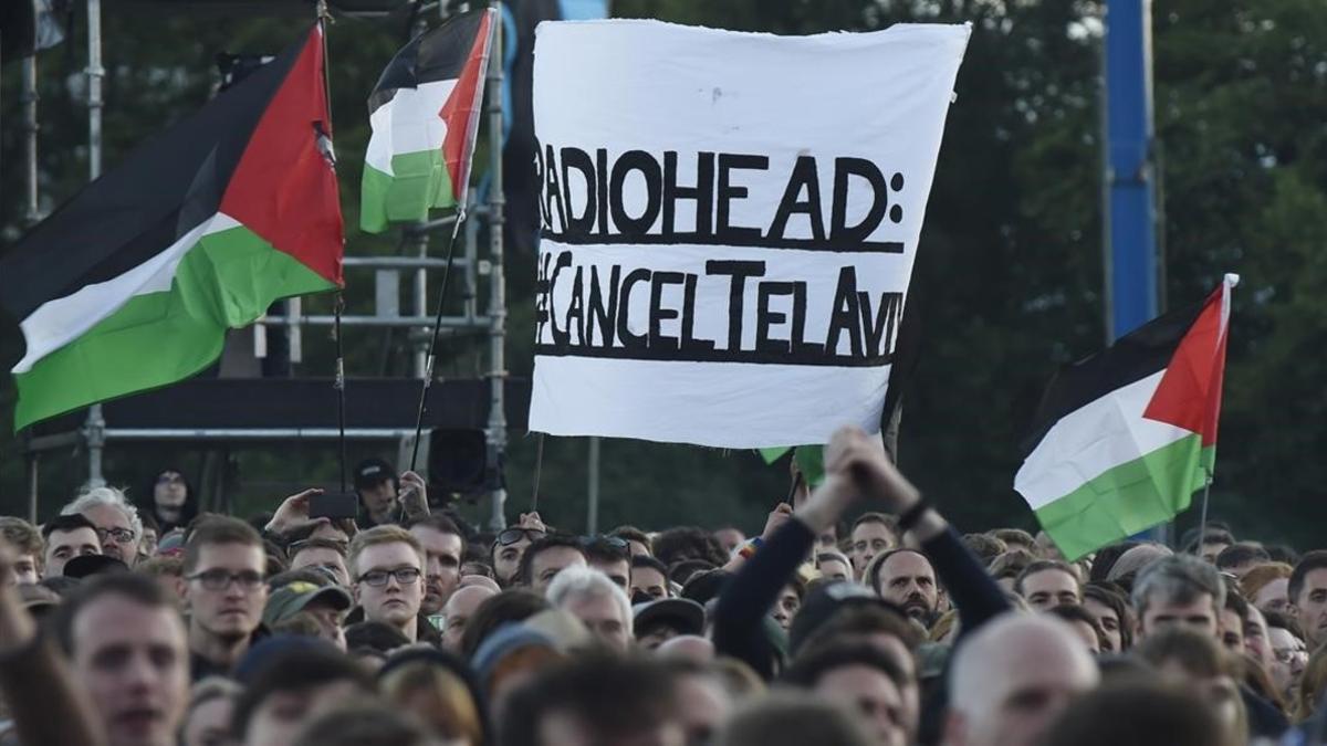 Manifestantes palestinos piden la cancelación del concierto de Radiohead en Tel Aviv.