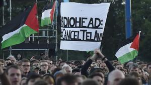 Manifestantes palestinos piden la cancelación del concierto de Radiohead en Tel Aviv. 